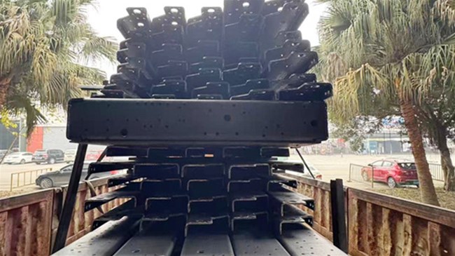 中国重汽成都王牌汽车架部件出货成功